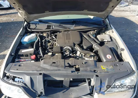 2005 Lincoln Town Car Signature Limited z USA, uszkodzony, nr VIN 1LNHM82W05Y660499